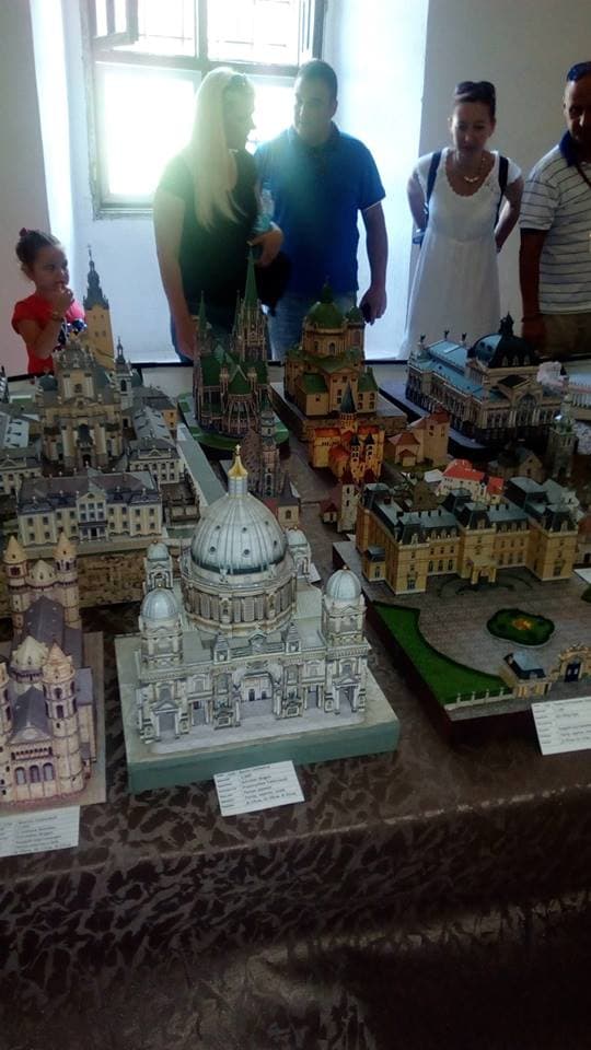 Львів'ян запрошують на виставку моделей найбільш знакових будівель світу. Фото
