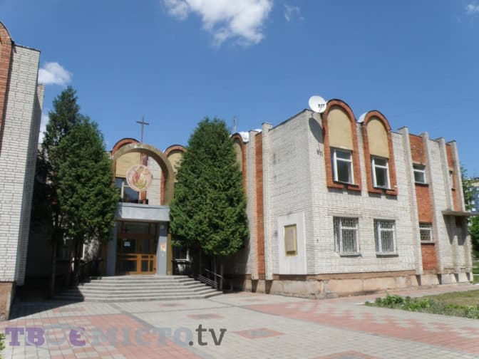 У гімназії Шептицьких у Львові ліплять вареники для українських військових. Фото