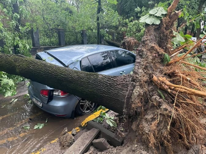 Під час стихії у Львові пошкодило десятки автомобілів. Чи можна отримати відшкодування