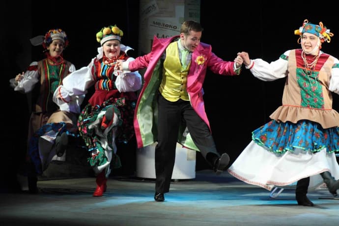 Завтра львів`ян запрошують на комедію "За двома зайцями"