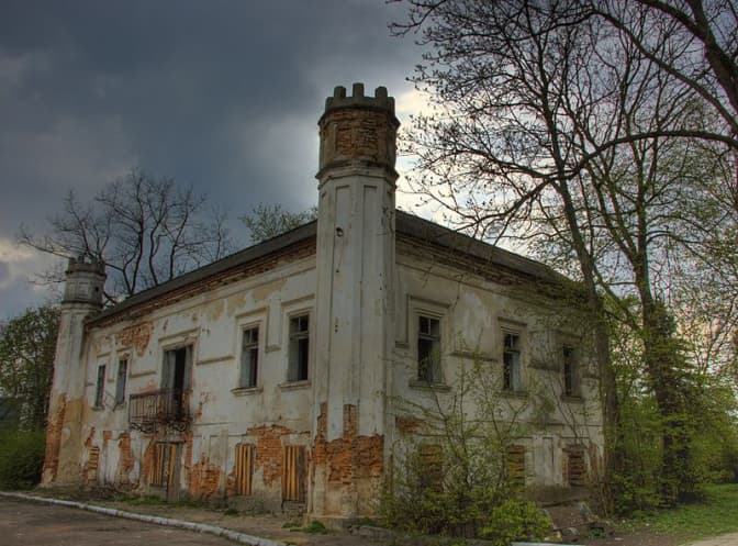 На Львівщині за 15 000$ продають Поморянську ратушу. Фото