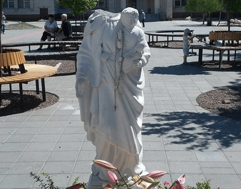 У Сквері Гідності на Сихові відбили голову фігурі Богородиці