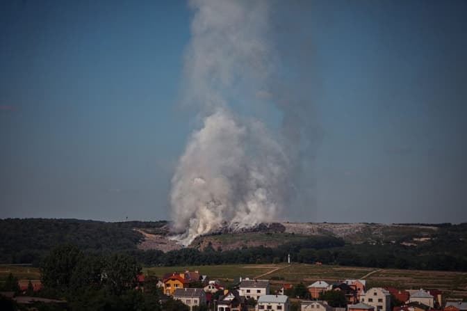 Пожежу на Грибовицькому сміттєзвалищі частково ліквідували. Є задимлення