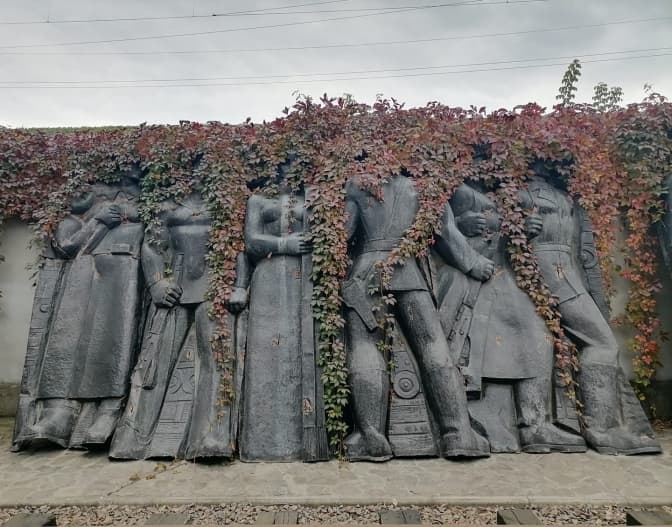 Горельєфи Монументу слави у Львові на території музею. Фото дня