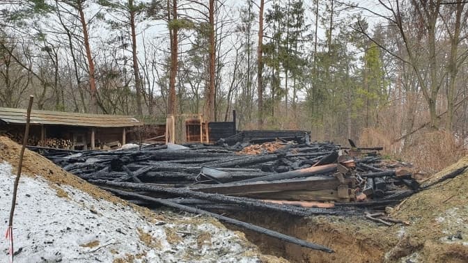 З'явилися фото і відео з місця, де дотла згоріла гуцульська ґражда у Шевченківському гаю