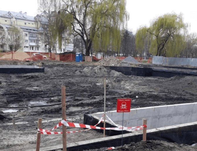 У Львові біля супермаркету та будинків знайшли стару небезпечну гранату. Фото