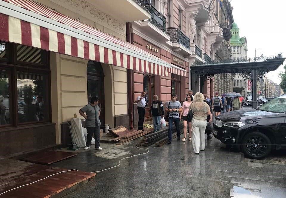 Чому у Львові обурюються малюнками на сідницях і байдужі до порушень в паркуванні біля депутатського готелю