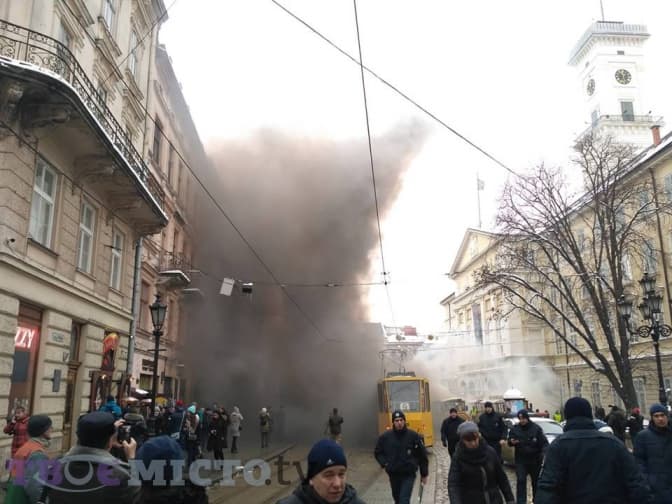 У Львові кинули димову шашку на площі Ринок та пікетували ТРК «Люкс». Фото, відео. Доповнено