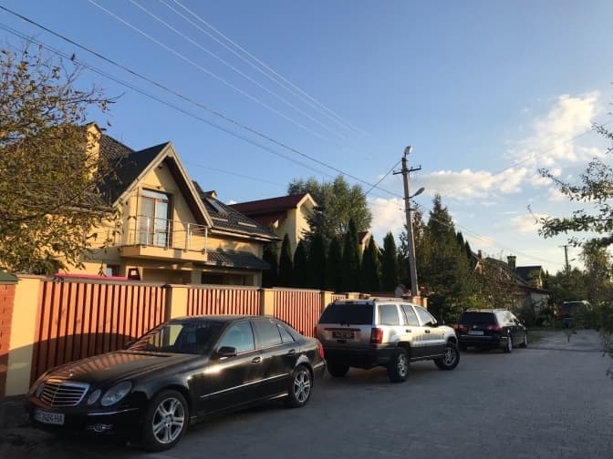 У будинку дружини селищного голови Брюхович проводять обшуки