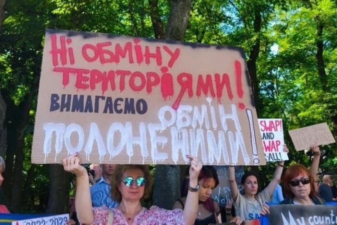 У Києві біля посольства США вимагали обміну полоненими, а не територіями