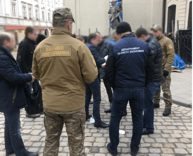 Затриманому на хабарі чиновнику Львівської міськради загрожує до 10 років ув'язнення. Доповнено