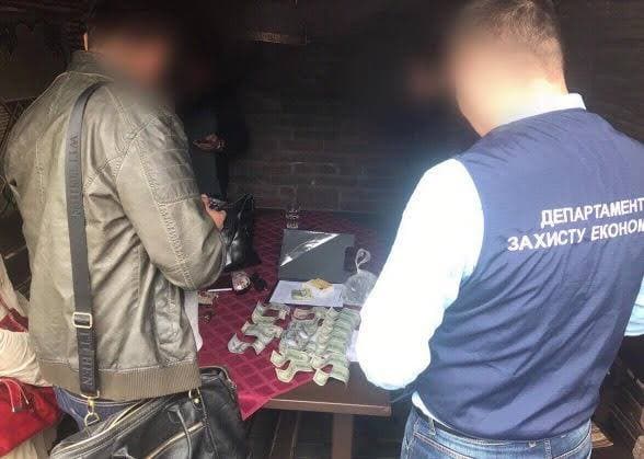 У Львові прокурора затримали під час спроби дати хабар. Фото