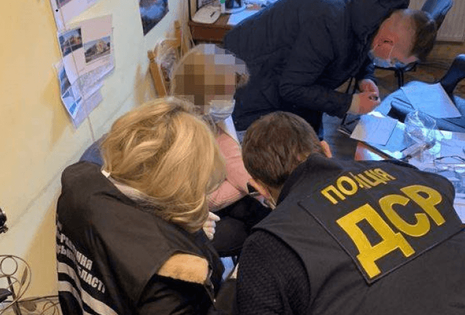 Чиновницю Львівської міськради, яку затримали на хабарі, посадили під домашній арешт