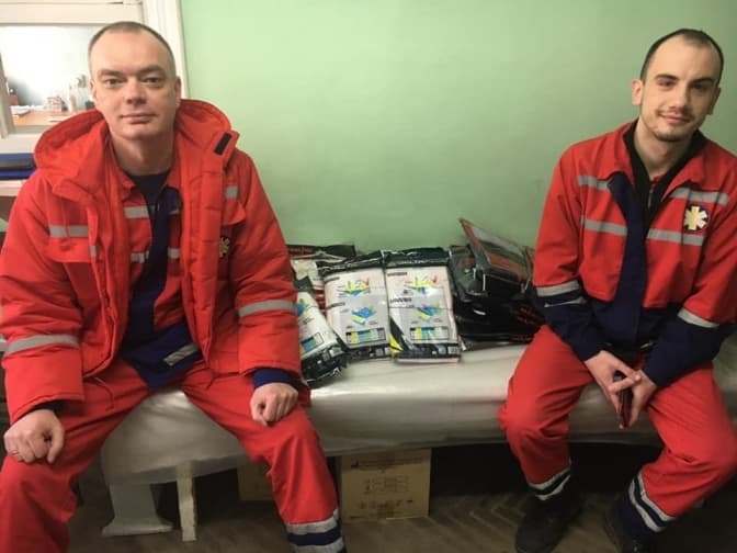 Львівським медикам передали 500 експрес-тестів та понад 100 захисних костюмів