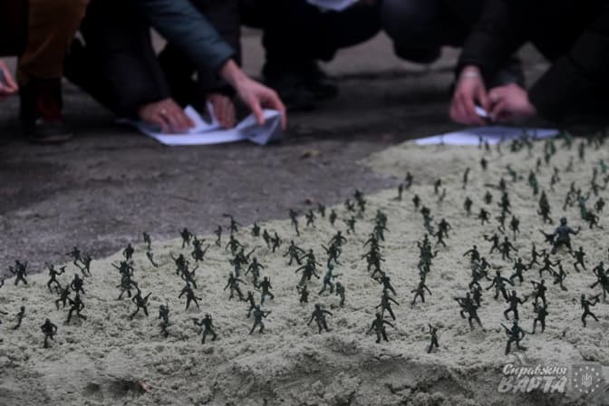 Фото дня: у Львові біля Генконсульства Росії кримці виставили «зелених чоловічків»