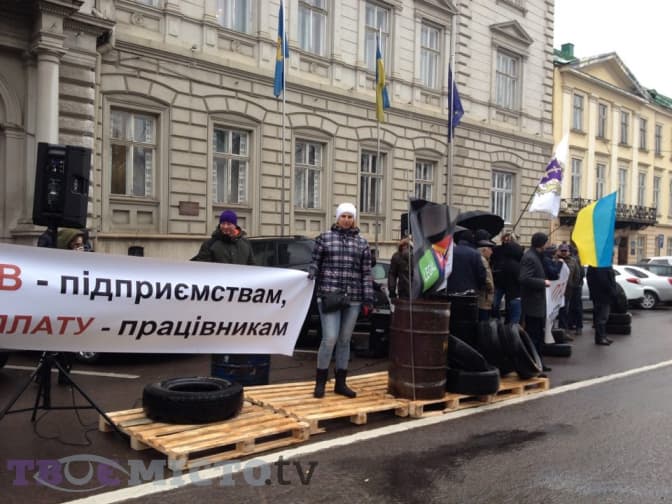 Біля Львівської облради протестують підприємці. Чого вимагають