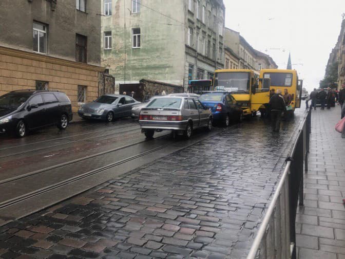Ситуація на дорогах:у Львові зіткнулися шість автомобілів