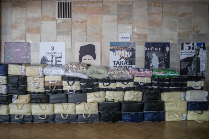 Львів’ян просять приносити ліки і продукти для військових і переселенців у Палац мистецтв