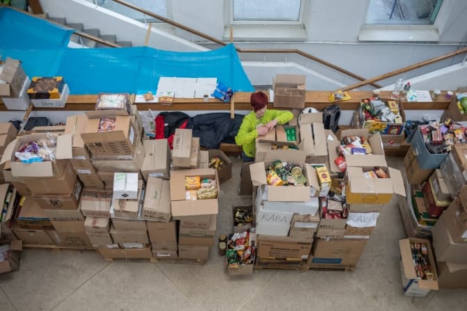 Львів’ян просять приносити продукти для військових та переселенців. Що потрібно