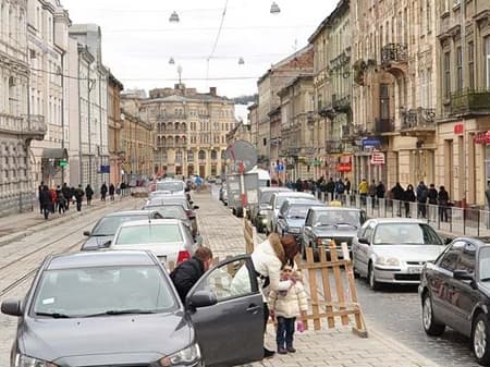 На вихідних на Городоцькій обмежать рух транспорту і трамваїв: схема