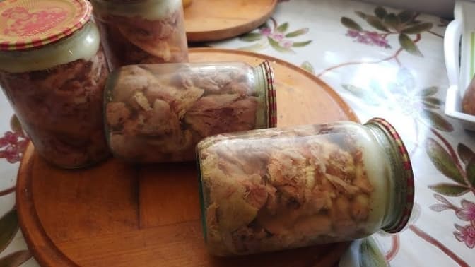 22-річна дівчина потрапила у реанімацію у Львові після вживання м'ясної консерви