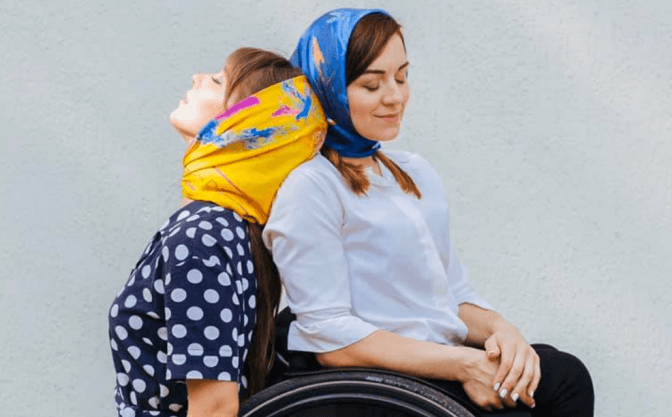 У Львові ательє друкує на хустинах малюнки дітей з інвалідністю