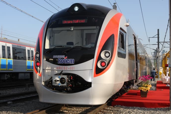 Потяг Hyundai їде до Львова 5 годин. ВІДЕО