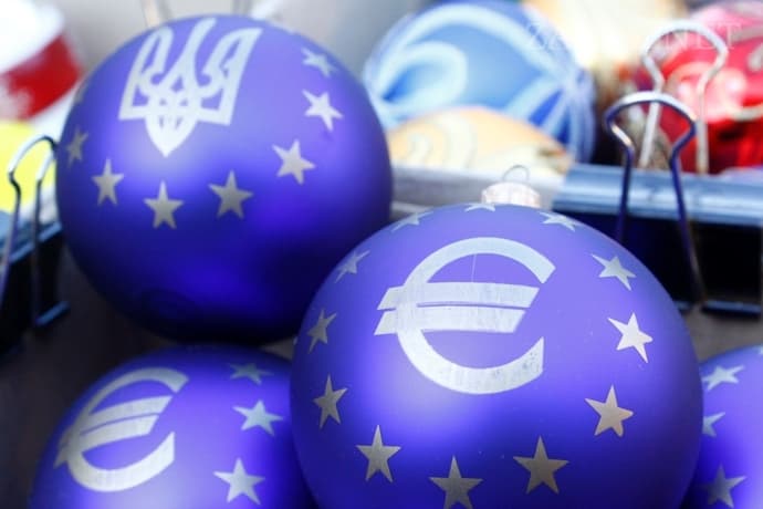 У Львові продають новорічні прикраси з євросимволікою