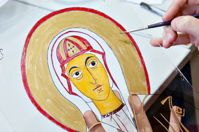 У Львові людей з особливими потребами навчають іконопису на склі