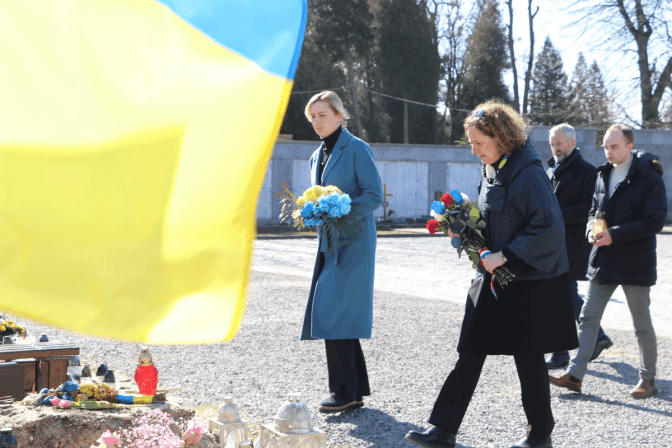 Міністерка культури Хорватії вшанувала пам'ять українських бійців на Личакові