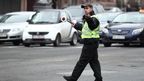 Львів'янам нагадали, що означають сигнали регулювальника, коли не працюють світлофори