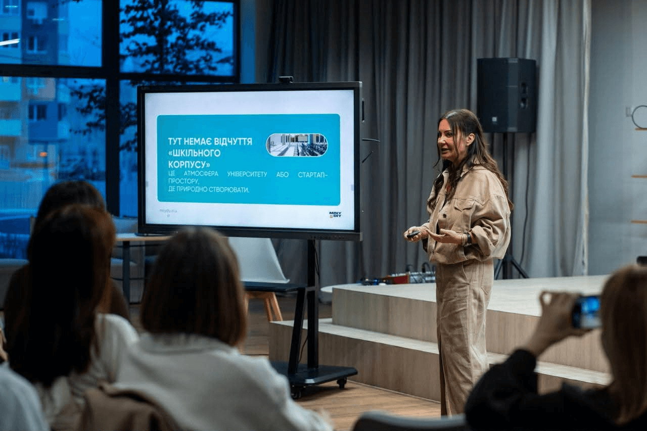 Лідія Білас, засновниця освітньої мережі MRIYDIY, презентувала концепцію старшої школи з підприємницьким профілем, що запрацює уже з 1 вересня 2026 року