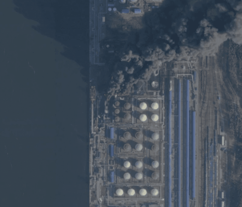 Знімки від 26 березня, де видно, як щонайменше два резервуари та прилегла інфраструктура охоплені пожежею