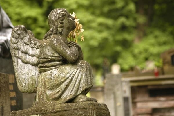 У Львові та області заборонили відвідувати цвинтарі до кінця карантину