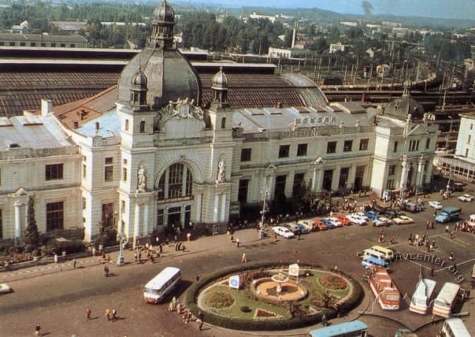 Якою була площа перед львівським вокзалом у різні роки. Фото