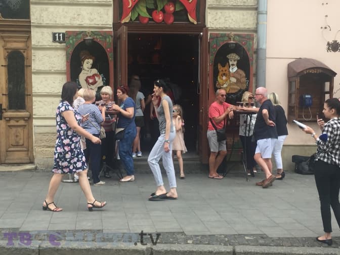 На площі Ринок знову встановили літній майданчик П’яної вишні. Фото. Доповнено