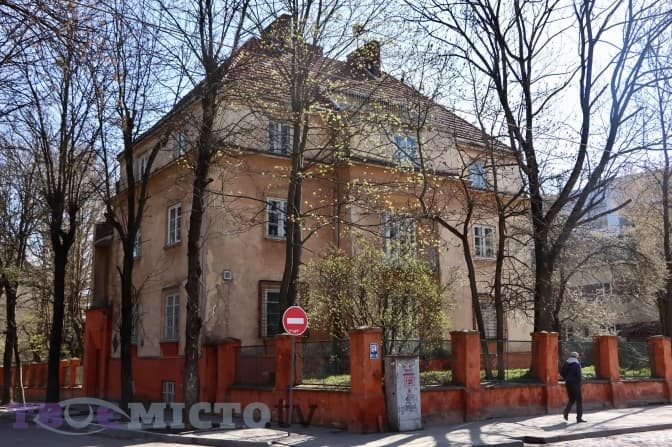 Більша частина історичної будівлі на Єфремова, де раніше була онкополіклініка, досі пустує