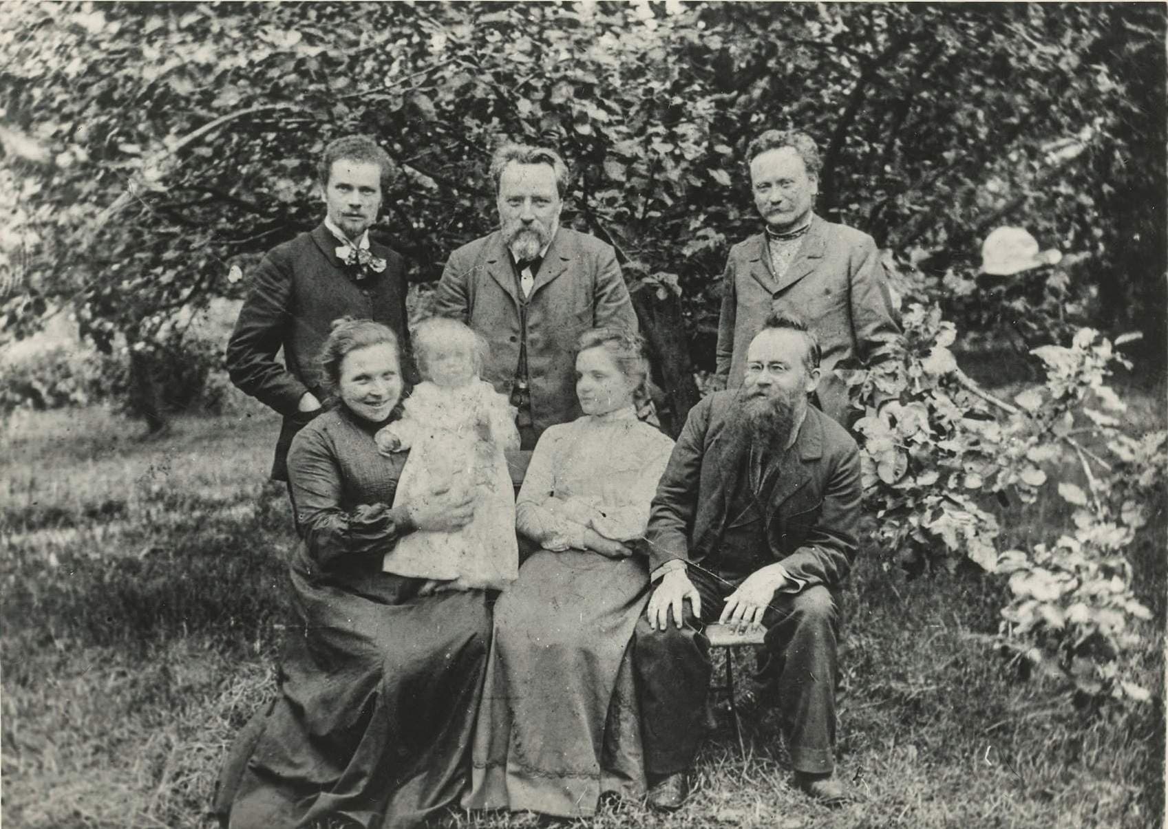 На фото сусіди Іван Франко, Михайло Грушевський та їхні гості