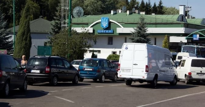 На кордоні з Польщею на Львівщині черги із десятків автівок