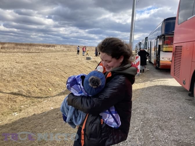 «Все буде добре, сину». Репортаж з кордону, куди українців вигнала війна