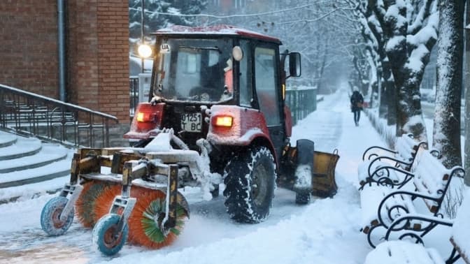 Львів засипає снігом: місто прибирали понад 1 тис. двірників та десятки машин