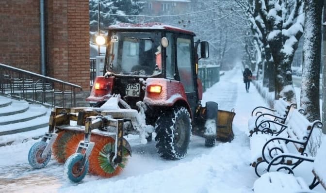 Майже півтори сотні одиниць спецтехніки вранці очищали Львів від снігу