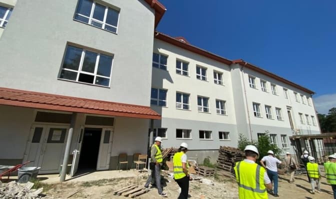 Біля Львова зводять сучасну школу: коли планують завершити роботи