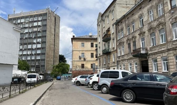 У центрі Львова облаштували додаткові паркомісця