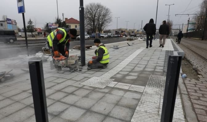 У Львові підприємець за власні кошти постелить нову плитку на тротуарі