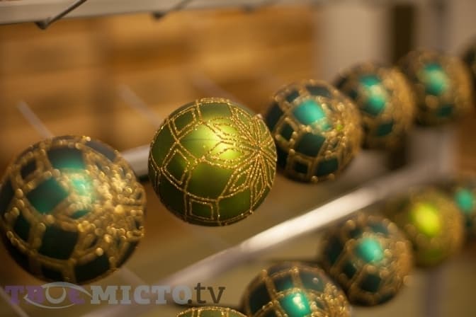 Як на Львівському заводі роблять оригінальні іграшки на ялинку. Фоторепортаж