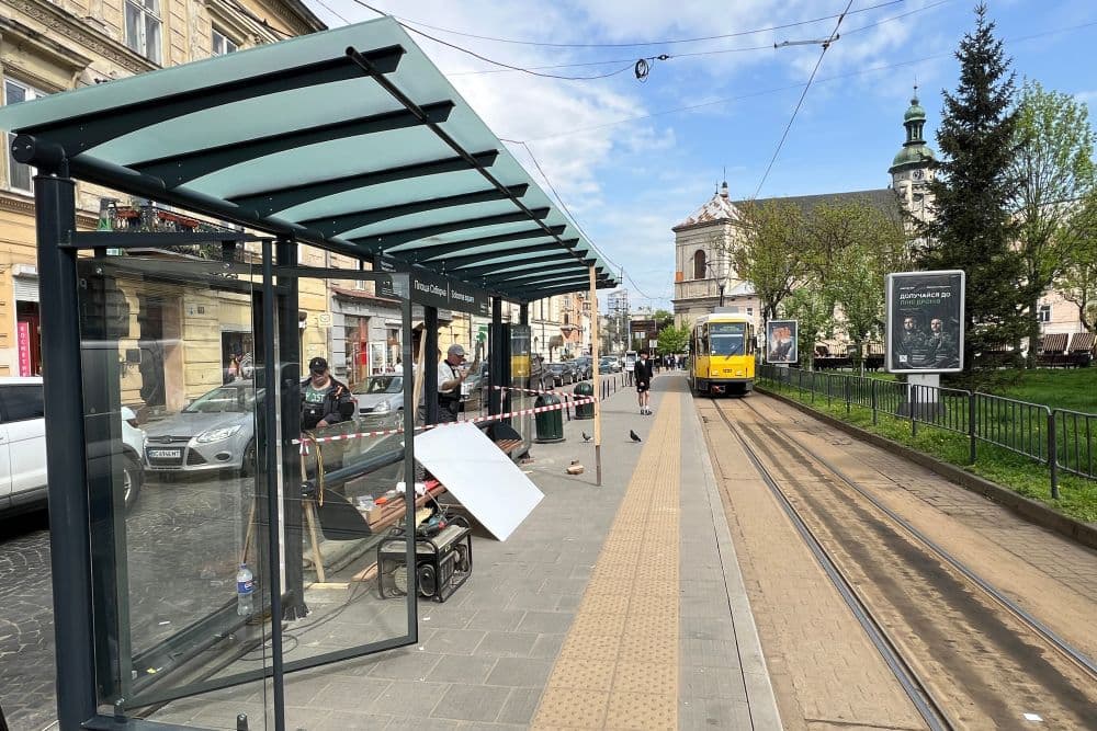 На кінцевій двох трамваїв у центрі Львова встановлюють 8-метровий павільйон очікування