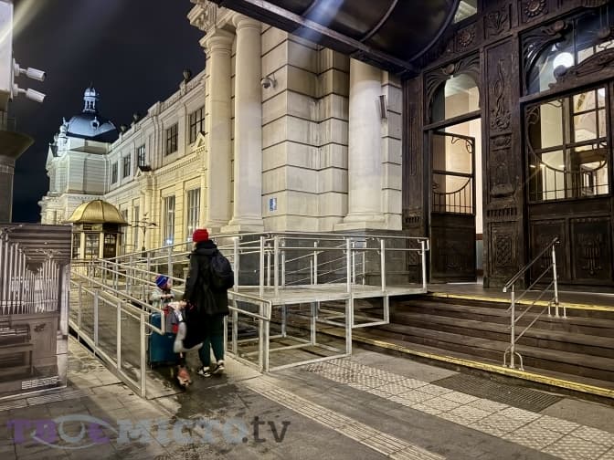 На головному вході залізничного вокзалу у Львові встановили пандус. Оновлено