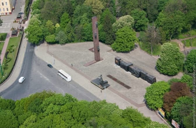 Канатна дорога і сквер Героїв. Як зміниться простір після демонтажу Монумента Слави у Львові