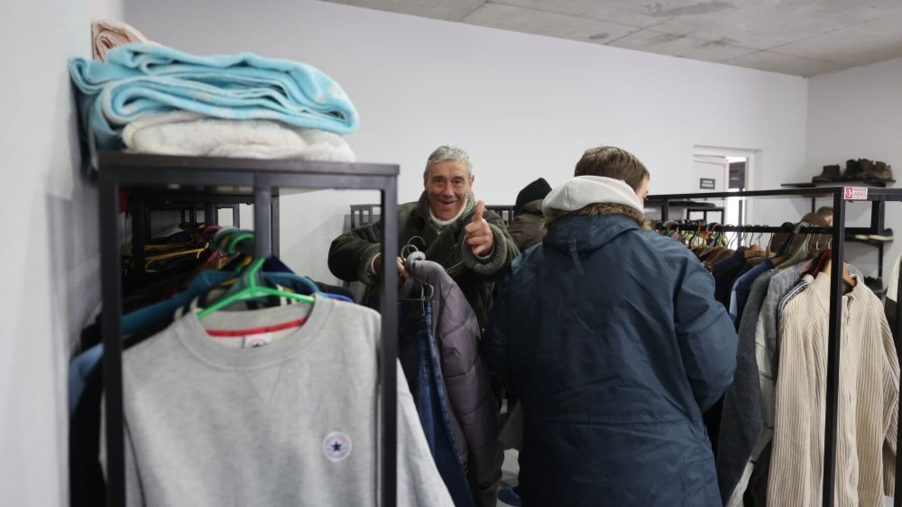 Чоловіки вибирають собі одяг на вул. Кирилівській, 3а/фото: лмр